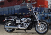 ÎŸ Î¼ÎµÎ³Î¬Î»Î¿Ï‚ V-2 Ï„Î¿Ï… Low Rider Î±Ï€Î¿Î´Î¯Î´ÎµÎ¹ Ï„ÏŒÎ½Î¿Ï…Ï‚ ÏÎ¿Ï€Î®Ï‚ Î±Ï€ÏŒ Ï‡Î±Î¼Î·Î»Î¬ ÎºÎ±Ï„Î¬ Ï„Î± Î³Î½Ï‰ÏƒÏ„Î¬ Ï€ÏÏŒÏ„Ï…Ï€Î± Ï„Î·Ï‚ Harley-Davidson.